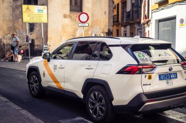 Seville, İspanya, 21 Eylül 2025 Sevilla 'nın tarihi şehir merkezinden geçen dar, pitoresk caddelerden geçiyor..