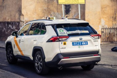 Seville, İspanya, 21 Eylül 2025 Sevilla 'nın tarihi şehir merkezinden geçen dar, pitoresk caddelerden geçiyor..