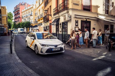 Seville, İspanya, 21 Eylül 2025 Sevilla 'nın tarihi şehir merkezinden geçen dar, pitoresk caddelerden geçiyor..