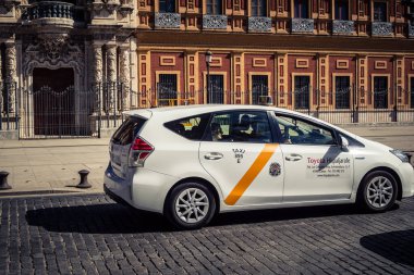 Seville, İspanya, 21 Eylül 2025 Sevilla 'nın tarihi şehir merkezinden geçen dar, pitoresk caddelerden geçiyor..