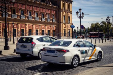 Seville, İspanya, 21 Eylül 2025 Sevilla 'nın tarihi şehir merkezinden geçen dar, pitoresk caddelerden geçiyor..