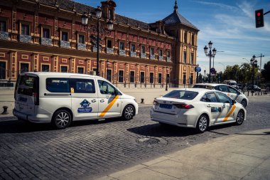 Seville, İspanya, 21 Eylül 2025 Sevilla 'nın tarihi şehir merkezinden geçen dar, pitoresk caddelerden geçiyor..