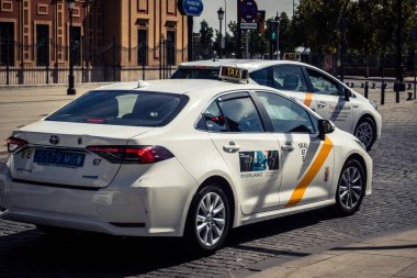 Seville, İspanya, 21 Eylül 2025 Sevilla 'nın tarihi şehir merkezinden geçen dar, pitoresk caddelerden geçiyor..