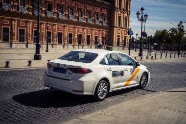 Seville, İspanya, 21 Eylül 2025 Sevilla 'nın tarihi şehir merkezinden geçen dar, pitoresk caddelerden geçiyor..