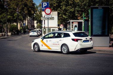 Seville, İspanya, 21 Eylül 2025 Sevilla 'nın tarihi şehir merkezinden geçen dar, pitoresk caddelerden geçiyor..
