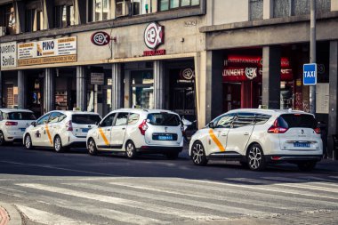 Seville, İspanya, 21 Eylül 2025 Sevilla 'nın tarihi şehir merkezinden geçen dar, pitoresk caddelerden geçiyor..