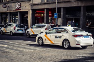 Seville, İspanya, 21 Eylül 2025 Sevilla 'nın tarihi şehir merkezinden geçen dar, pitoresk caddelerden geçiyor..