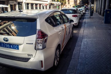 Seville, İspanya, 21 Eylül 2025 Sevilla 'nın tarihi şehir merkezinden geçen dar, pitoresk caddelerden geçiyor..