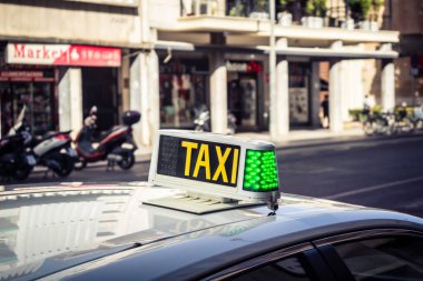 Seville, İspanya, 21 Eylül 2025 Sevilla 'nın tarihi şehir merkezinden geçen dar, pitoresk caddelerden geçiyor..