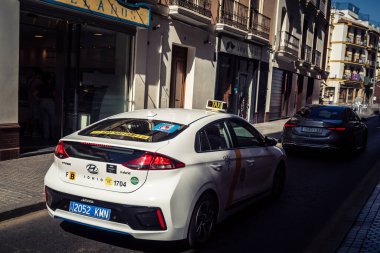 Seville, İspanya, 21 Eylül 2025 Sevilla 'nın tarihi şehir merkezinden geçen dar, pitoresk caddelerden geçiyor..