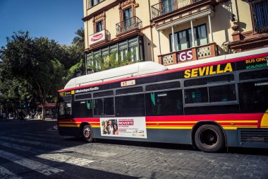 Seville, İspanya, 21 Eylül 2025 Otobüs Sevilla 'nın tarihi şehir merkezinden geçiyor dar, pitoresk caddelerden geçiyor..