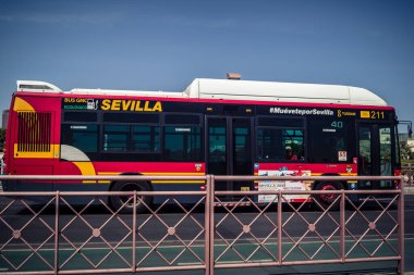 Seville, İspanya, 21 Eylül 2025 Otobüs Sevilla 'nın tarihi şehir merkezinden geçiyor dar, pitoresk caddelerden geçiyor..