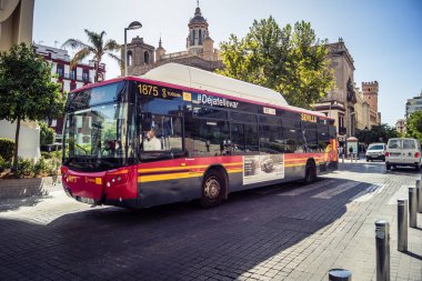 Seville, İspanya, 21 Eylül 2025 Otobüs Sevilla 'nın tarihi şehir merkezinden geçiyor dar, pitoresk caddelerden geçiyor..