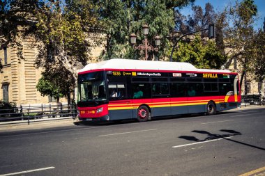 Seville, İspanya, 21 Eylül 2025 Otobüs Sevilla 'nın tarihi şehir merkezinden geçiyor dar, pitoresk caddelerden geçiyor..