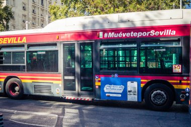 Seville, İspanya, 21 Eylül 2025 Otobüs Sevilla 'nın tarihi şehir merkezinden geçiyor dar, pitoresk caddelerden geçiyor..