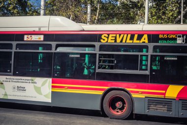 Seville, İspanya, 21 Eylül 2025 Otobüs Sevilla 'nın tarihi şehir merkezinden geçiyor dar, pitoresk caddelerden geçiyor..