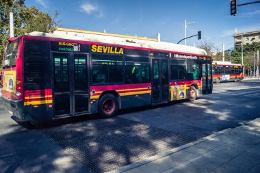 Seville, İspanya, 21 Eylül 2025 Otobüs Sevilla 'nın tarihi şehir merkezinden geçiyor dar, pitoresk caddelerden geçiyor..