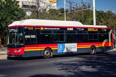 Seville, İspanya, 21 Eylül 2025 Otobüs Sevilla 'nın tarihi şehir merkezinden geçiyor dar, pitoresk caddelerden geçiyor..