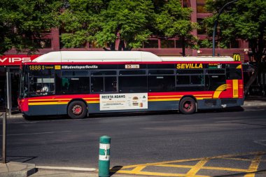 Seville, İspanya, 21 Eylül 2025 Otobüs Sevilla 'nın tarihi şehir merkezinden geçiyor dar, pitoresk caddelerden geçiyor..