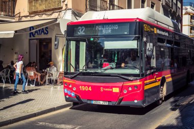 Seville, İspanya, 21 Eylül 2025 Otobüs Sevilla 'nın tarihi şehir merkezinden geçiyor dar, pitoresk caddelerden geçiyor..