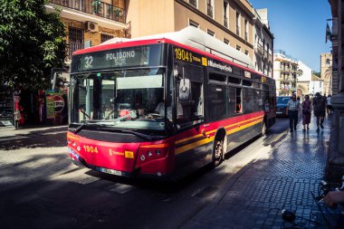 Seville, İspanya, 21 Eylül 2025 Otobüs Sevilla 'nın tarihi şehir merkezinden geçiyor dar, pitoresk caddelerden geçiyor..