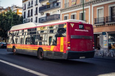 Seville, İspanya, 21 Eylül 2025 Otobüs Sevilla 'nın tarihi şehir merkezinden geçiyor dar, pitoresk caddelerden geçiyor..