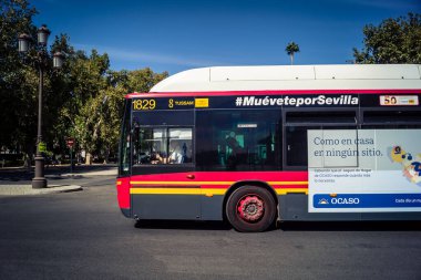 Seville, İspanya, 21 Eylül 2025 Otobüs Sevilla 'nın tarihi şehir merkezinden geçiyor dar, pitoresk caddelerden geçiyor..