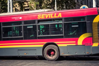 Seville, İspanya, 21 Eylül 2025 Otobüs Sevilla 'nın tarihi şehir merkezinden geçiyor dar, pitoresk caddelerden geçiyor..