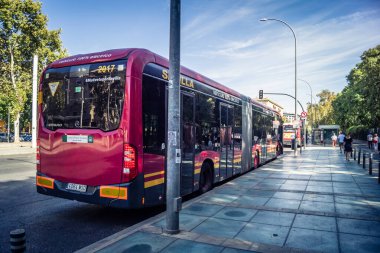 Seville, İspanya, 21 Eylül 2025 Otobüs Sevilla 'nın tarihi şehir merkezinden geçiyor dar, pitoresk caddelerden geçiyor..