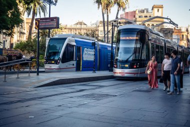 Seville, İspanya, 21 Eylül 2025 Sevilla 'nın tarihi şehir merkezinden geçen tramvay dar, pitoresk caddelerden geçiyor..