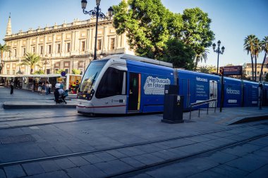 Seville, İspanya, 21 Eylül 2025 Sevilla 'nın tarihi şehir merkezinden geçen tramvay dar, pitoresk caddelerden geçiyor..