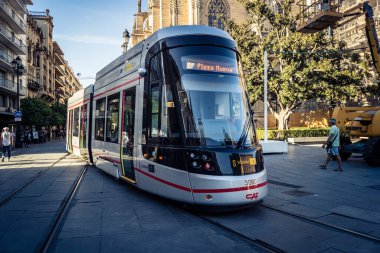 Seville, İspanya, 21 Eylül 2025 Sevilla 'nın tarihi şehir merkezinden geçen tramvay dar, pitoresk caddelerden geçiyor..