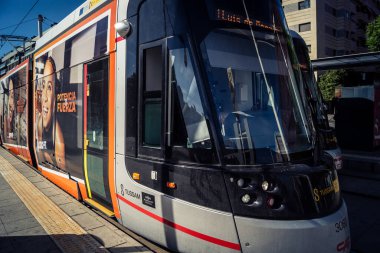 Seville, İspanya, 21 Eylül 2025 Sevilla 'nın tarihi şehir merkezinden geçen tramvay dar, pitoresk caddelerden geçiyor..