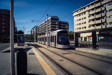 Seville, İspanya, 21 Eylül 2025 Sevilla 'nın tarihi şehir merkezinden geçen tramvay dar, pitoresk caddelerden geçiyor..