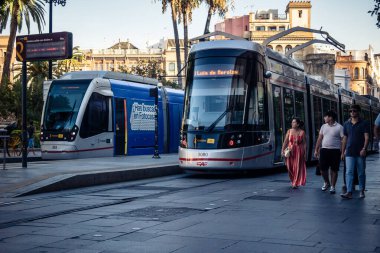 Seville, İspanya, 21 Eylül 2025 Sevilla 'nın tarihi şehir merkezinden geçen tramvay dar, pitoresk caddelerden geçiyor..