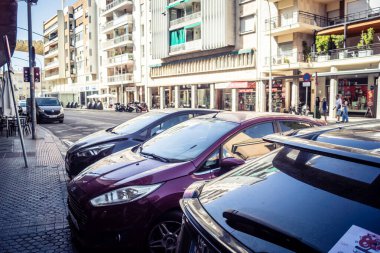 Seville, İspanya, 21 Eylül 2025 Sevilla 'nın tarihi şehir merkezinden geçen arabalar dar, pitoresk caddelerden geçiyor..