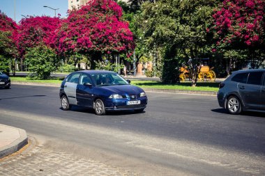 Seville, İspanya, 21 Eylül 2025 Sevilla 'nın tarihi şehir merkezinden geçen arabalar dar, pitoresk caddelerden geçiyor..