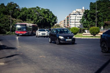 Seville, İspanya, 21 Eylül 2025 Sevilla 'nın tarihi şehir merkezinden geçen arabalar dar, pitoresk caddelerden geçiyor..