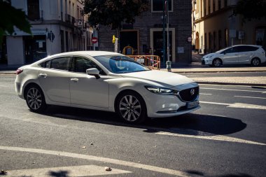 Seville, İspanya, 21 Eylül 2025 Sevilla 'nın tarihi şehir merkezinden geçen arabalar dar, pitoresk caddelerden geçiyor..