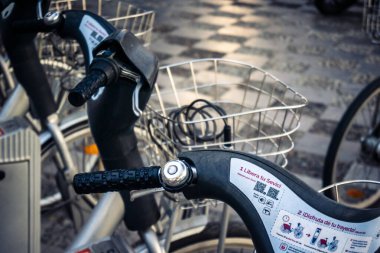 Seville, İspanya, 21 Eylül 2025 Sevilla 'nın tarihi şehir merkezinde, dar, pitoresk caddelerden kiralamak için bisiklet.