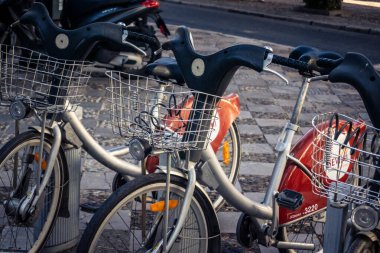 Seville, İspanya, 21 Eylül 2025 Sevilla 'nın tarihi şehir merkezinde, dar, pitoresk caddelerden kiralamak için bisiklet.