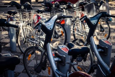 Seville, İspanya, 21 Eylül 2025 Sevilla 'nın tarihi şehir merkezinde, dar, pitoresk caddelerden kiralamak için bisiklet.