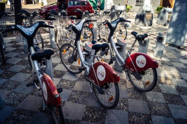 Seville, İspanya, 21 Eylül 2025 Sevilla 'nın tarihi şehir merkezinde, dar, pitoresk caddelerden kiralamak için bisiklet.