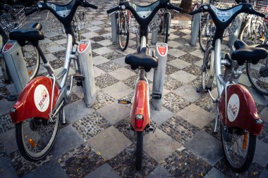Seville, İspanya, 21 Eylül 2025 Sevilla 'nın tarihi şehir merkezinde, dar, pitoresk caddelerden kiralamak için bisiklet.