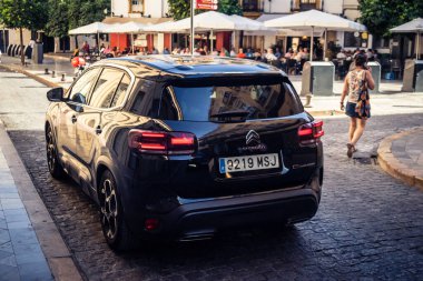 Seville, İspanya, 21 Eylül 2025 Sevilla 'nın tarihi şehir merkezinden geçen arabalar dar, pitoresk caddelerden geçiyor..