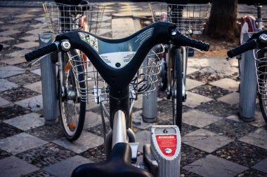 Seville, İspanya, 21 Eylül 2025 Sevilla 'nın tarihi şehir merkezinde, dar, pitoresk caddelerden kiralamak için bisiklet.