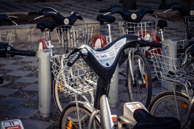 Seville, İspanya, 21 Eylül 2025 Sevilla 'nın tarihi şehir merkezinde, dar, pitoresk caddelerden kiralamak için bisiklet.