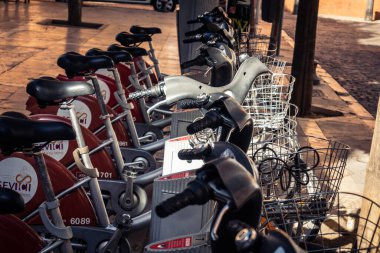 Seville, İspanya, 21 Eylül 2025 Sevilla 'nın tarihi şehir merkezinde, dar, pitoresk caddelerden kiralamak için bisiklet.