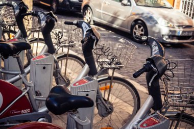 Seville, İspanya, 21 Eylül 2025 Sevilla 'nın tarihi şehir merkezinde, dar, pitoresk caddelerden kiralamak için bisiklet.