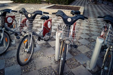 Seville, İspanya, 21 Eylül 2025 Sevilla 'nın tarihi şehir merkezinde, dar, pitoresk caddelerden kiralamak için bisiklet.